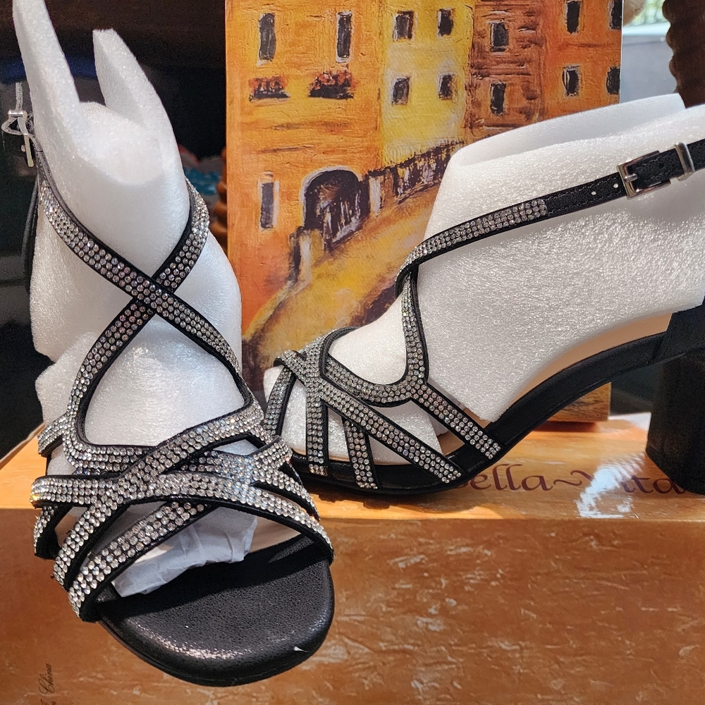 Bella vita Designer Elegant Black Strappy Women's Sandals Rhinestones.  New!